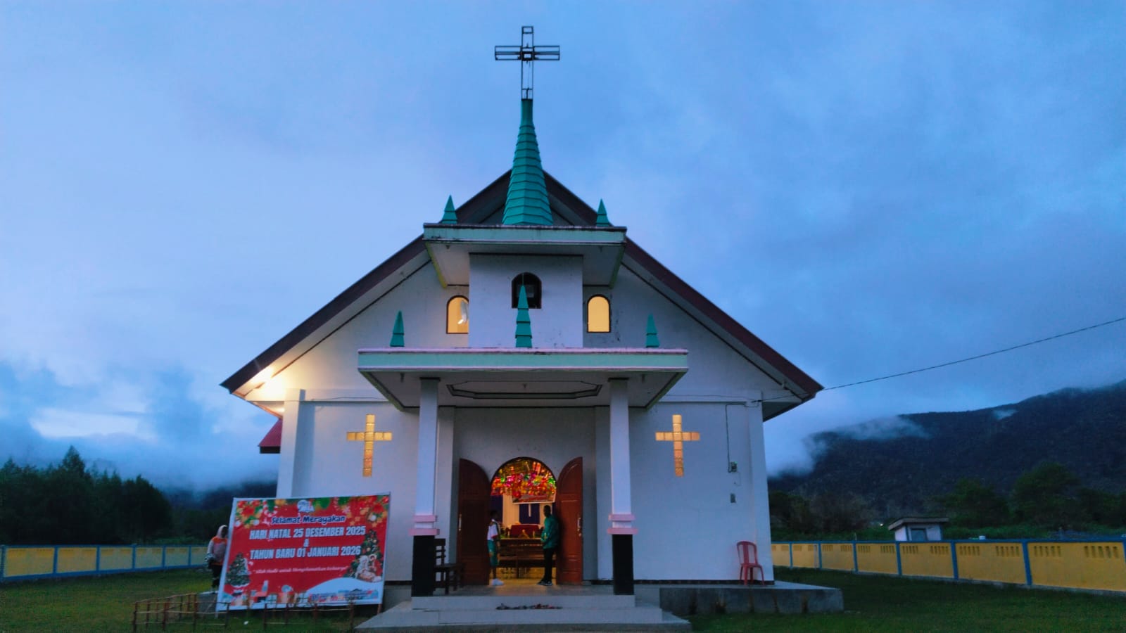 Gedung Gereja GPKAI Jemaat Simon Hungku yang didekor guna Ibadah Perayaan Natal PAMKA Tahun 2025